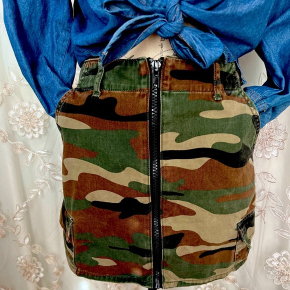 Forever 21 Dresses & Skirts - Forever 21 sz S, camo print, mini skirt with pockets.